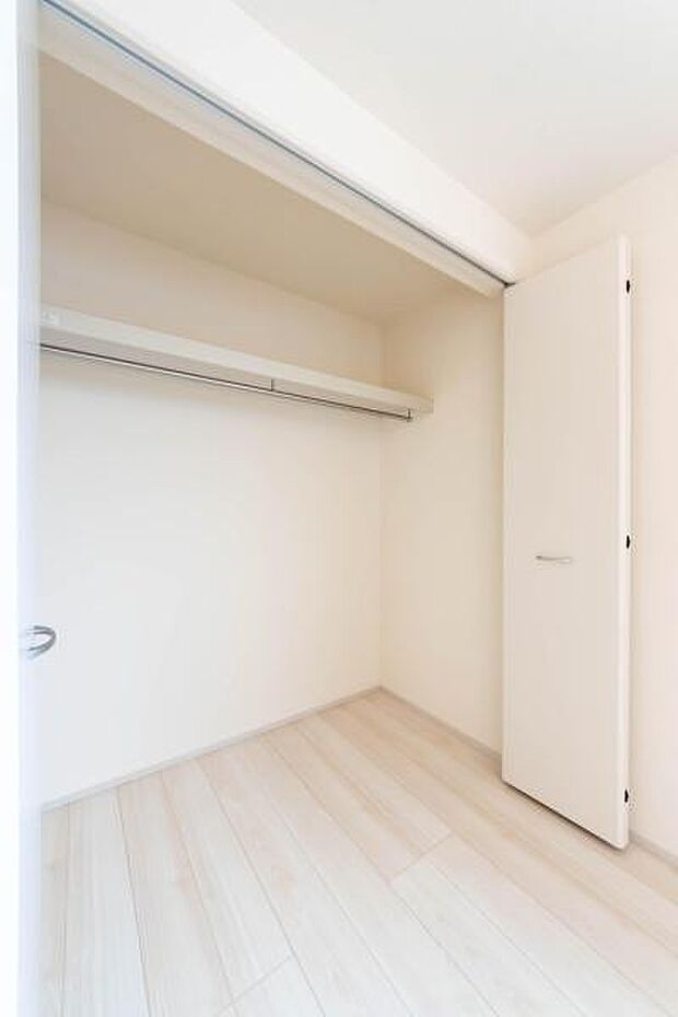 天井まで伸びる収納嬉しい収納力の高いクローゼット付き。天井付近までしっかりと収納ができる使い勝手の良いクローゼット。