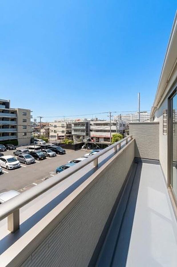 「清々しいバルコニー」広々としたバルコニーは陽当たりはもちろん、解放感や眺望も楽しめます。碧空を満喫し心が透きとおる。癒される心地よい空間。