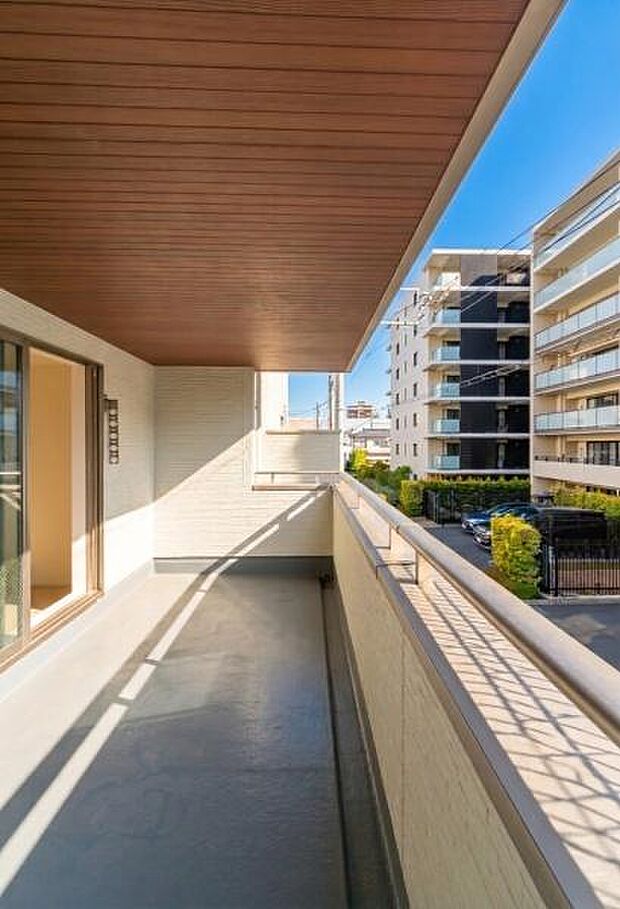 「明るいバルコニー」陽だまりのバルコニーで洗濯物もふかふか。家族の笑顔が広がる、心地よい暮らしが待っています。