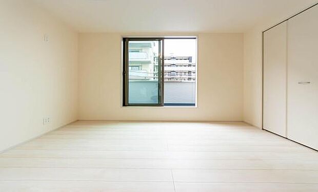 光と風が通り抜ける明るい洋室。大きな窓からは街並みを望むことができ、子供部屋や趣味の部屋としても最適です。