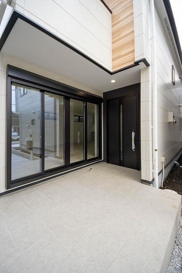 「おかえり」と「いってらっしゃい」を優しく包み込む、明るく広々とした玄関。家族の毎日が、ここから気持ちよく始まります。