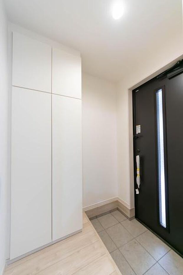 「おかえり」と「いってらっしゃい」を優しく包み込む、明るく広々とした玄関。家族の毎日が、ここから気持ちよく始まります。