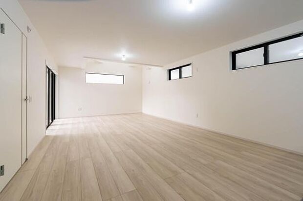 「家族が大好きなリビング」みんなが集まる広いリビング。みんなが大好きなリビングで家族団らん。みんなが集まるからこそ、一層の開放感を手にする素敵な住まい。