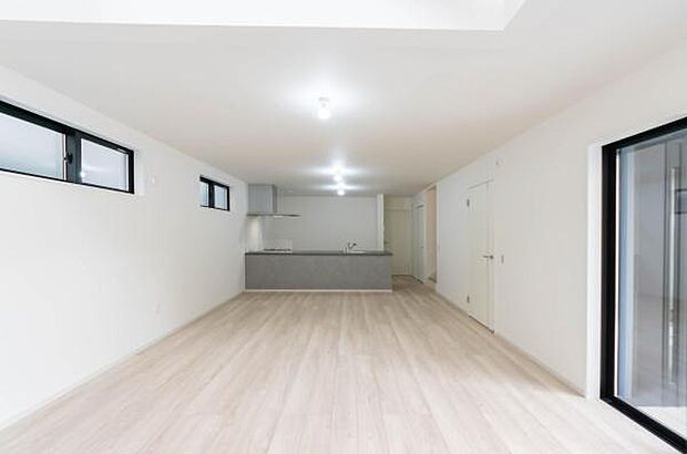 「プライベート感を愉しむリビング空間」開放感の良さに恵まれた爽快なリビング空間。誰にも邪魔されないプライベート感を感じるリビング。