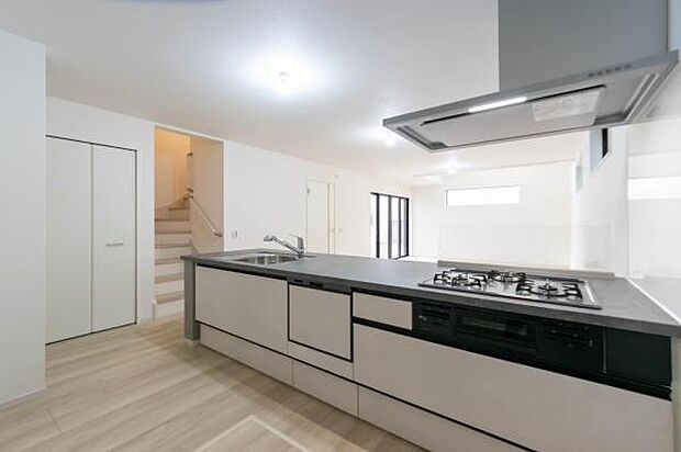 「広々ワイドサイズなシステムキッチン」せっかくのお料理空間。毎日の事だから広々システムキッチン。