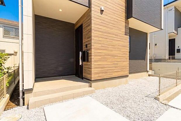 「ただいま」の声が響く、開放感あふれるエントランス。大きな鏡で身だしなみチェックもしっかり。家族の成長を温かく見守る、ゆとりの空間です。