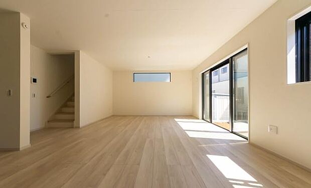 「南向きで明るい家族空間」明るいリビングだから心も温かく家族がゆっくりと居心地の良い空間。家族が集う空間だからこそ、拘りたいリビング空間。