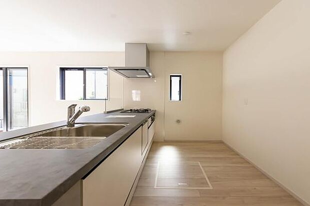 料理中もお子様の様子を見守れる対面キッチン。家族の会話が自然とはずむ、明るく開放的な空間で毎日のお料理がもっと楽しくなります。