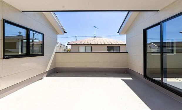 たっぷり干せる広いバルコニーは、毎日の家事をスムーズに。青空の下、心地よい風を感じながら、心にゆとりが生まれる暮らしを。