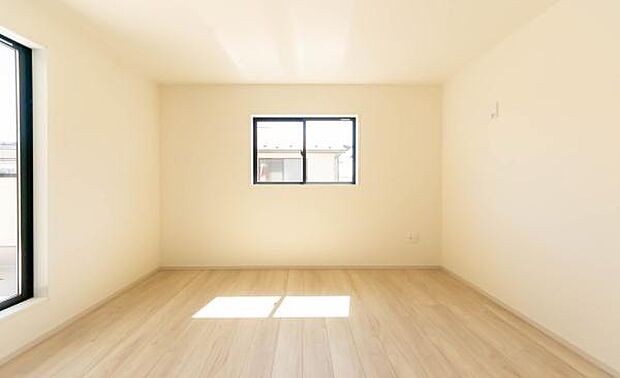 「陽の恵み」 爽やかな陽ざしを感じられる日当たりの良い洋室早起き爽やか、元気な一日に大切な陽の恵み。※本画像はAI加工にて家具等を消去しております。