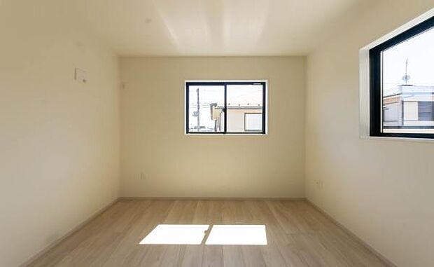 二面採光で通風・採光に優れた洋室。白を基調とした内装が、お好みのインテリアを引き立てる落ち着いたプライベート空間です。