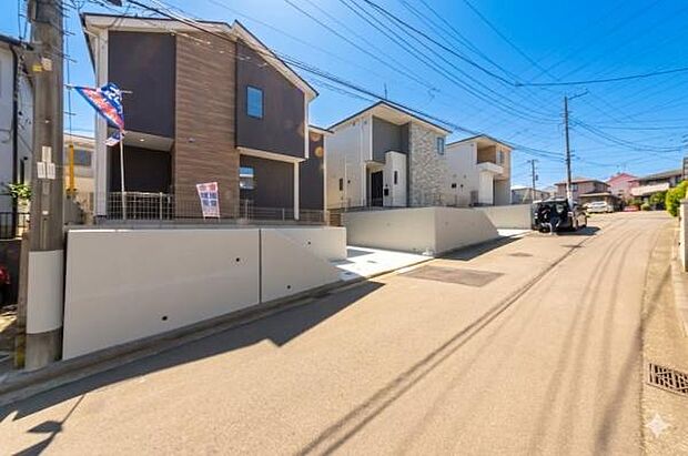 すっきりとしたモダンな外観デザイン。前面が広く平坦なカースペースは、お車の出し入れもスムーズです。