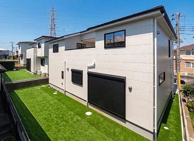 すっきりとしたモダンな外観デザイン。前面が広く平坦なカースペースは、お車の出し入れもスムーズです。(注)人工芝はCGで、イメージ画像です。実際には付いておりません。