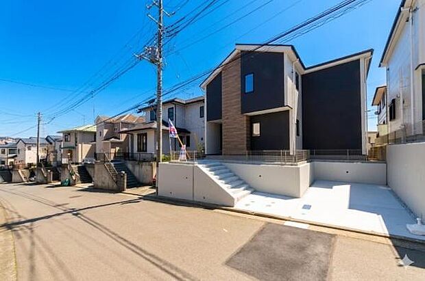 すっきりとしたモダンな外観デザイン。前面が広く平坦なカースペースは、お車の出し入れもスムーズです。