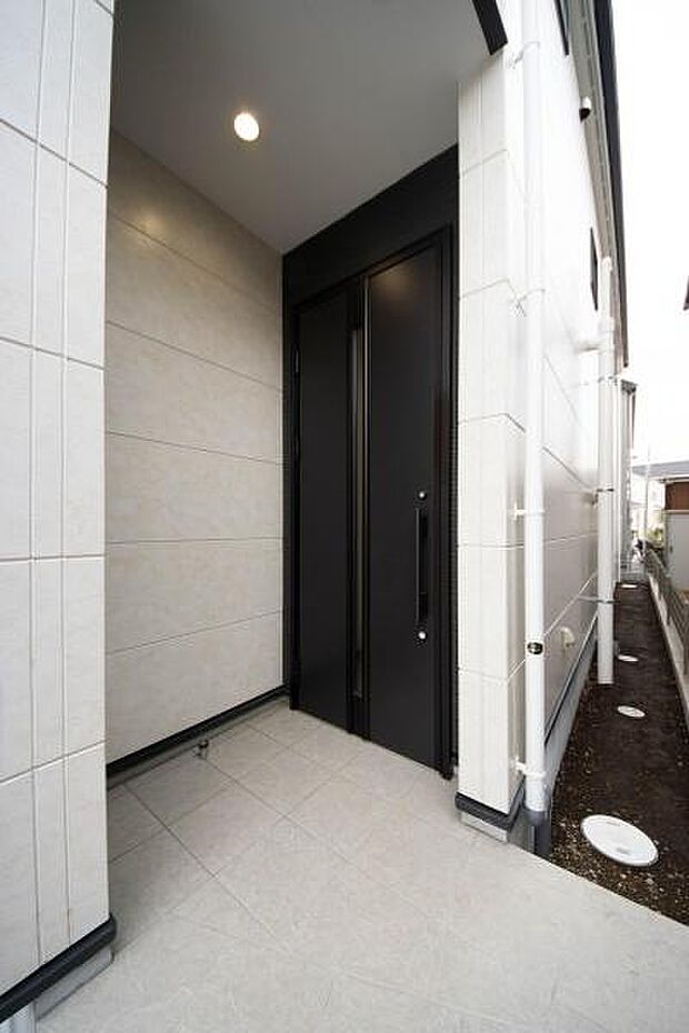 「おかえり」と「いってらっしゃい」を優しく包み込む、明るく広々とした玄関。家族の毎日が、ここから気持ちよく始まります。