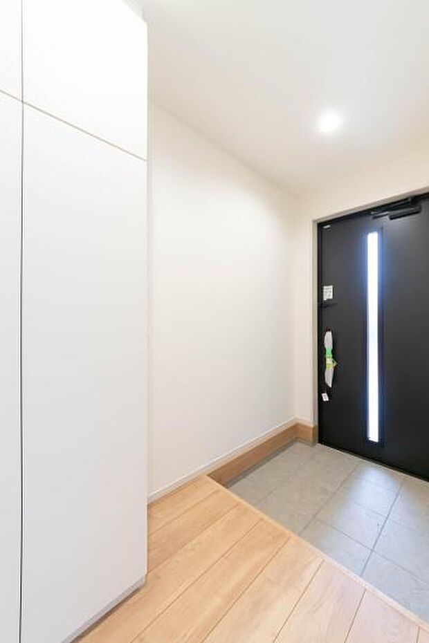 「おかえり」と「いってらっしゃい」を優しく包み込む、明るく広々とした玄関。家族の毎日が、ここから気持ちよく始まります。