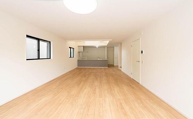 「家族が大好きなリビング」みんなが集まる広いリビング。みんなが大好きなリビングで家族団らん。みんなが集まるからこそ、一層の開放感を手にする素敵な住まい。