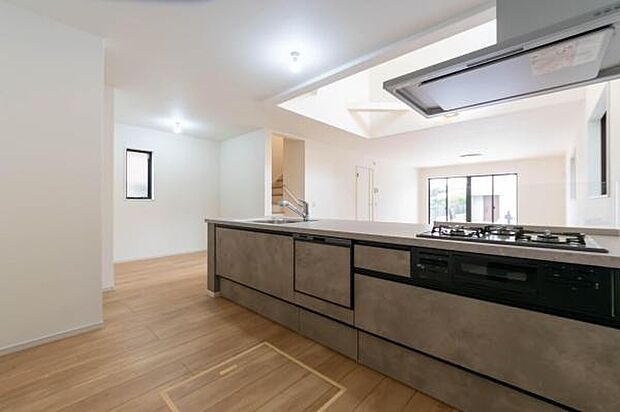 「広々ワイドサイズなシステムキッチン」せっかくのお料理空間。毎日の事だから広々システムキッチン。