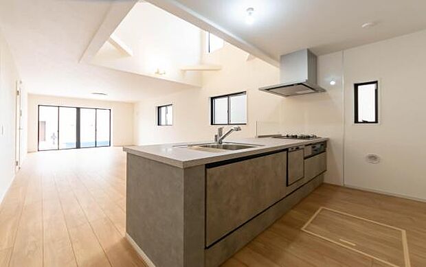 「全体を見渡せる安心感」家族の会話が弾む奥様に人気の高いカウンターキッチン、料理しながらお子様の様子の確認ができ移動しやすい広いキッチンスペースです。