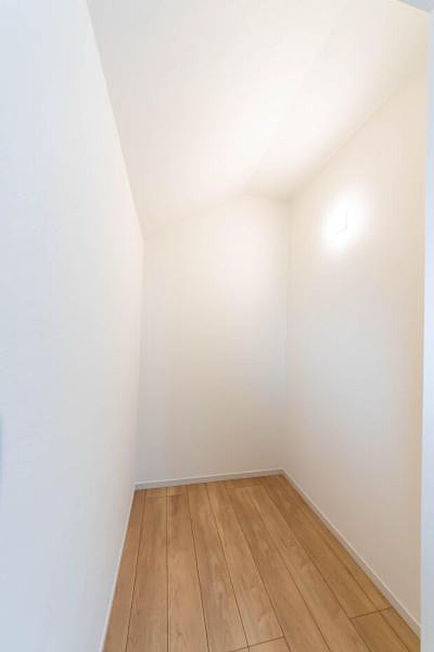 「WIC]大容量のウォークインクローゼット。季節の衣類や思い出の品もスッキリ収まり、お部屋の広さを有効に活用できます。