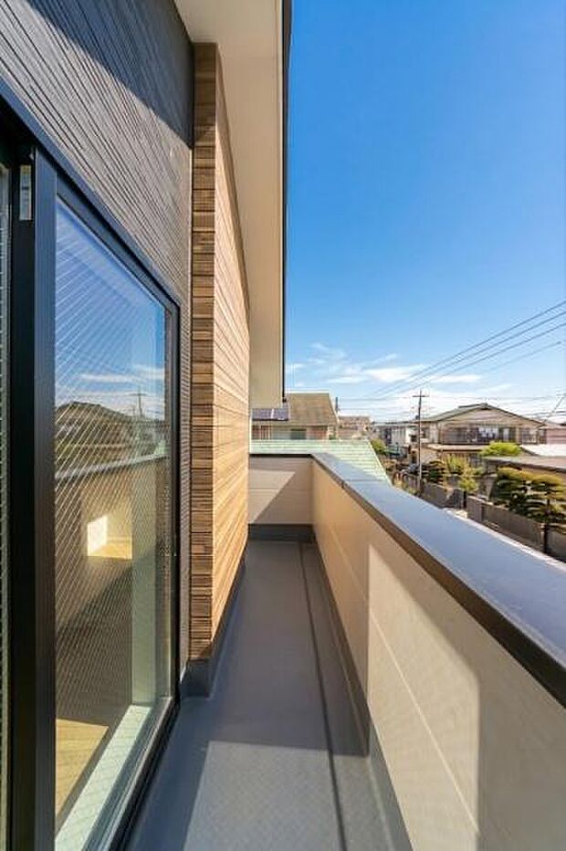 「清々しいバルコニー」広々としたバルコニーは陽当たりはもちろん、解放感や眺望も楽しめます。碧空を満喫し心が透きとおる。癒される心地よい空間。