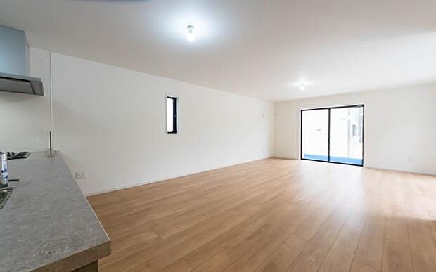 「家族が大好きなリビング」みんなが集まる広いリビング。みんなが大好きなリビングで家族団らん。みんなが集まるからこそ、一層の開放感を手にする素敵な住まい。