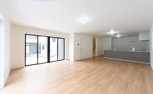 「家族が大好きなリビング」みんなが集まる広いリビング。みんなが大好きなリビングで家族団らん。みんなが集まるからこそ、一層の開放感を手にする素敵な住まい。