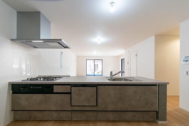 「全体を見渡せる安心感」家族の会話が弾む奥様に人気の高いカウンターキッチン、料理しながらお子様の様子の確認ができ移動しやすい広いキッチンスペースです。