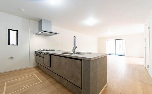 「全体を見渡せる安心感」家族の会話が弾む奥様に人気の高いカウンターキッチン、料理しながらお子様の様子の確認ができ移動しやすい広いキッチンスペースです。