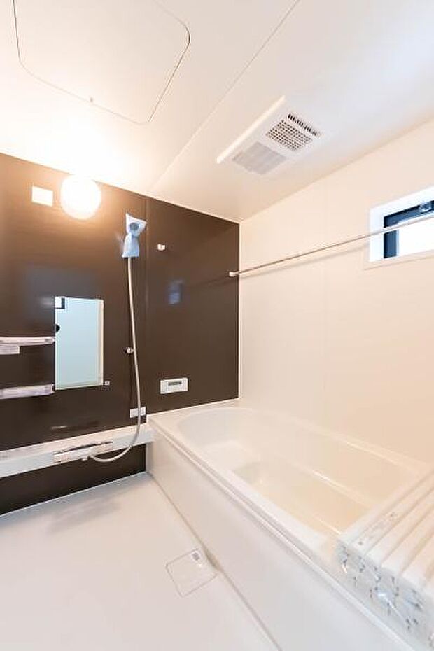 「疲れを癒す空間」広々とした雰囲気の良いバスルーム。お子様と一緒にお風呂に入る楽しみ、思い出の一ページが刻まれる大切な瞬間