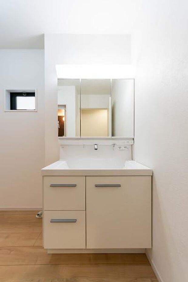 白を基調とした清潔感あふれるデザイン。小窓からの柔らかな光が室内を包み込み、毎朝の身支度を贅沢なリフレッシュタイムへと誘います。