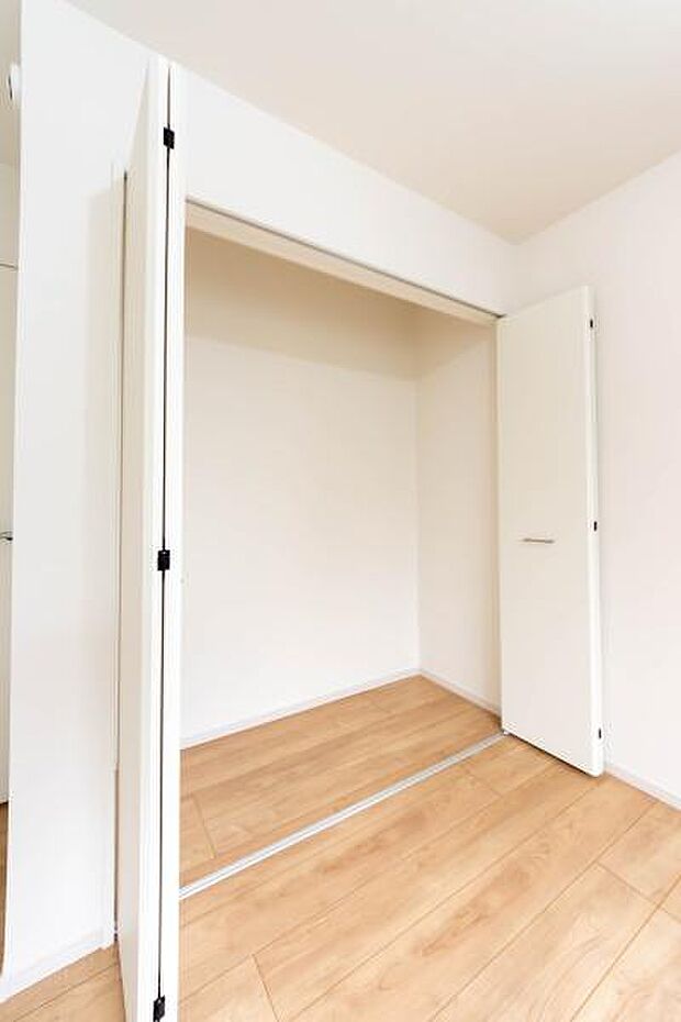 天井まで伸びる収納嬉しい収納力の高いクローゼット付き。天井付近までしっかりと収納ができる使い勝手の良いクローゼット。