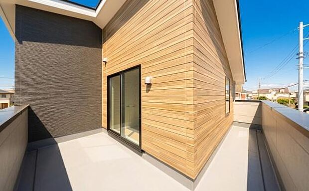 「清々しいバルコニー」広々としたバルコニーは陽当たりはもちろん、解放感や眺望も楽しめます。碧空を満喫し心が透きとおる。癒される心地よい空間。