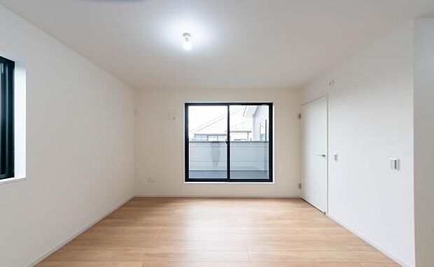 二面採光で通風・採光に優れた洋室。白を基調とした内装が、お好みのインテリアを引き立てる落ち着いたプライベート空間です。