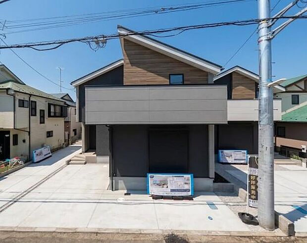 青空に映えるモダンな外観と、整備された外構。周辺環境とも調和し、長く愛着を持って住める一棟。