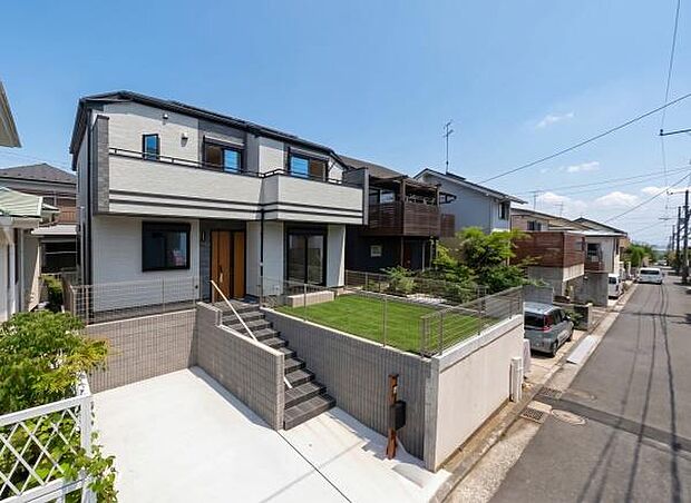 どの角度で眺めても、所有感が満たされる理想的で素敵な住まい。「良い家だね」と言われるときっと嬉しくなるはずです。(注)人工芝はCGで、イメージ画像です。実際には付いておりません。