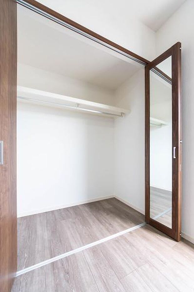 天井まで伸びる収納嬉しい収納力の高いクローゼット付き。天井付近までしっかりと収納ができる使い勝手の良いクローゼット。