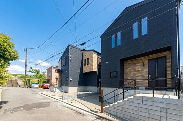 「街並みに溶け込むシンプルなデザイン」飽きのこないシンプルなデザイン。一生のマイホームだからずっとここで暮らしたい。家族の人生とともにあるマイホーム。