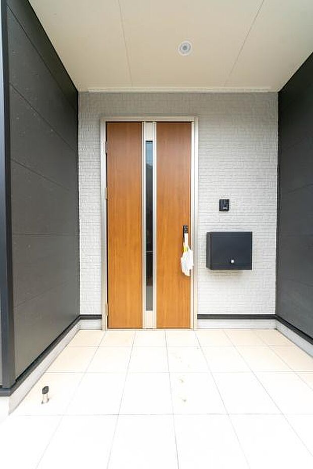 「家の顔として相応しい玄関」家に帰って来たときの喜びはマイホームを前にしてこの玄関を見た時です。威風堂々とした佇まいに安心感を覚えます。
