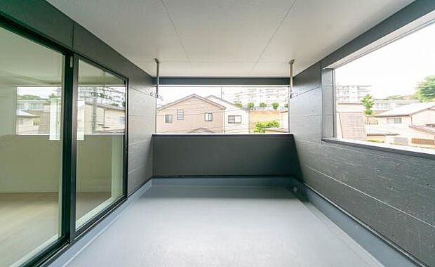 「広いインナーバルコニー」陽ざしがたっぷり降り注ぐ、広々としたバルコニー付き住まい。