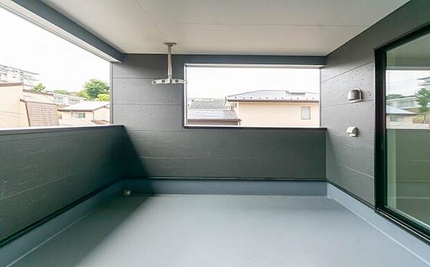 「広いインナーバルコニー」陽ざしがたっぷり降り注ぐ、広々としたバルコニー付き住まい。