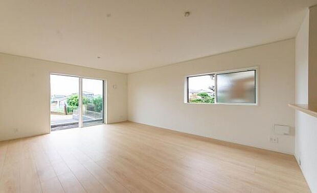 「上質な空間を」開放感と日当たりの良さに恵まれたリビング空間。圧迫感のない空間を是非、ご堪能下さい。