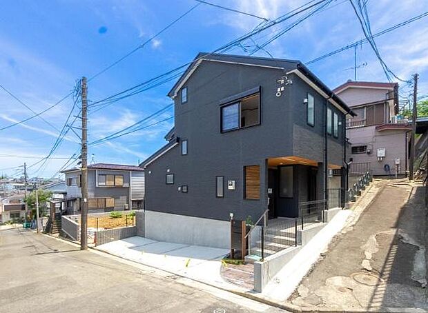 どの角度で眺めても、所有感が満たされる理想的で素敵な住まい。カースペース2台分。