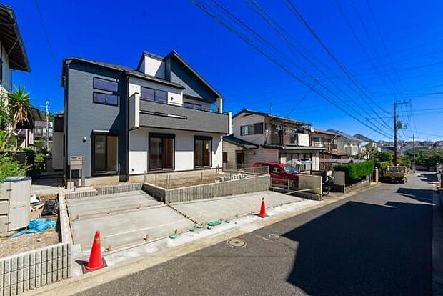 青空に美しく映えるスタイリッシュな外観。カースペースを2台完備した、穏やかな住環境で新しい生活を始めませんか。
