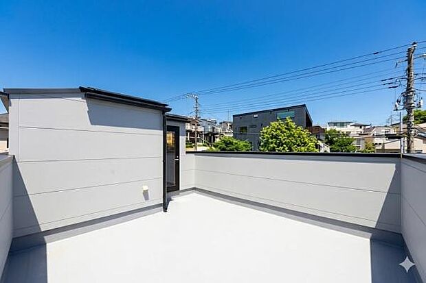 「大型スカイバルコニー」陽ざしがたっぷり降り注ぐ、広々としたバルコニー付き住まい。