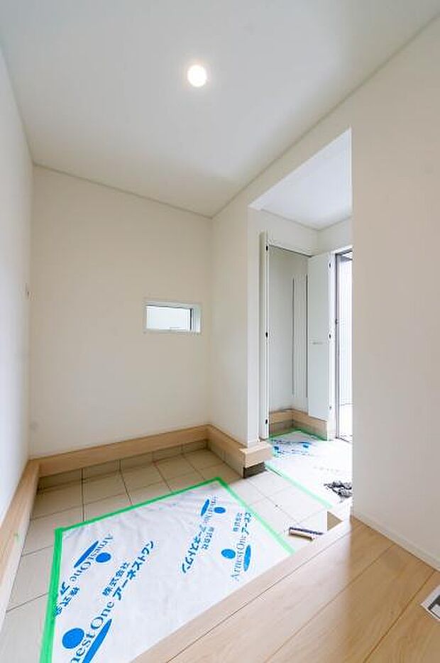 「おかえり」と「いってらっしゃい」を優しく包み込む、明るく広々とした玄関。家族の毎日が、ここから気持ちよく始まります。