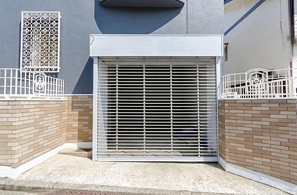 電動シャッター付きのガレージ。ガレージから直接玄関に入れます。