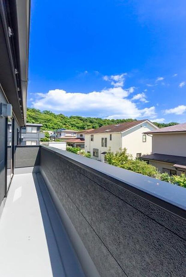「広い使いやすいバルコニー」陽ざしがたっぷり降り注ぐ、広々としたバルコニー付き住まい。