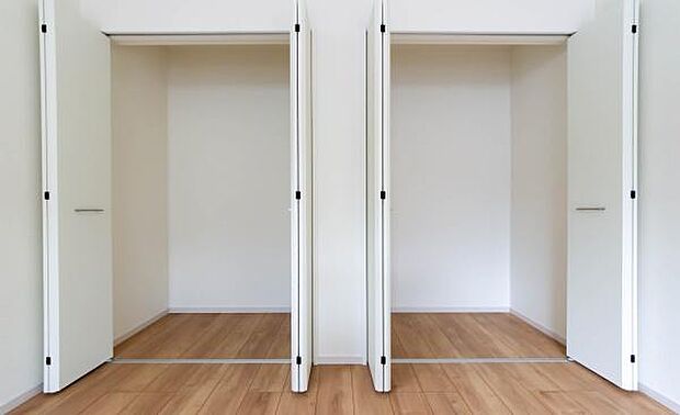 2つのクローゼットを備えた使い勝手の良い洋室。用途に合わせて衣類や荷物を分別収納でき、お部屋をより広々と使えます。