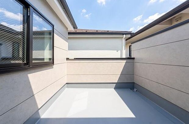 「広い使いやすいバルコニー」陽ざしがたっぷり降り注ぐ、広々としたバルコニー付き住まい。